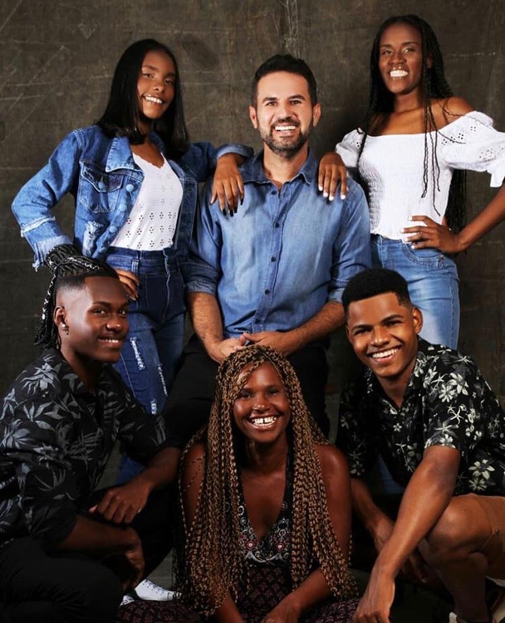 "A gente vive uma engrenagem de amor", afirma Uanderson Barreto, pai adotivo de 13 filhos — Foto: Arquivo pessoal