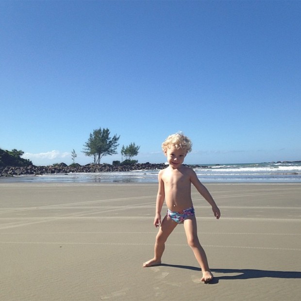 Davi Lucca se diverte na praia (Foto: Reprodução/Instagram)