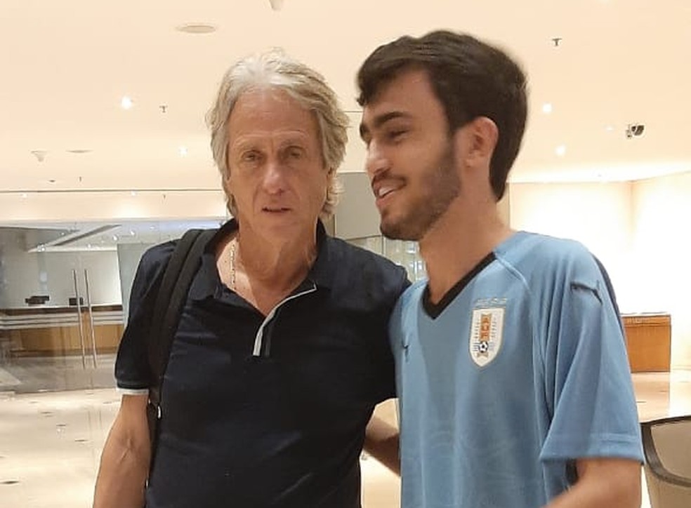 Jorge Jesus tira foto com torcedores no hotel — Foto: Rodrigo Cerqueira / GloboEsporte.com