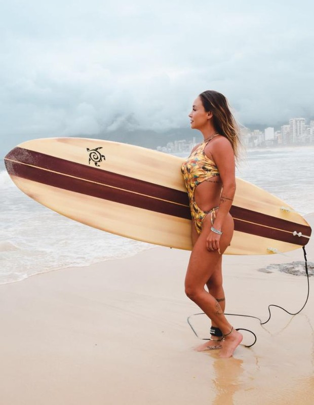 Larissa Honaiser, rainha de bateria da Tradição, pega ondas no Rio de Janeiro (Foto: Divulgação / Carlos Henrique de Melo (Foca) / Palmer Assessoria de Comunicação)