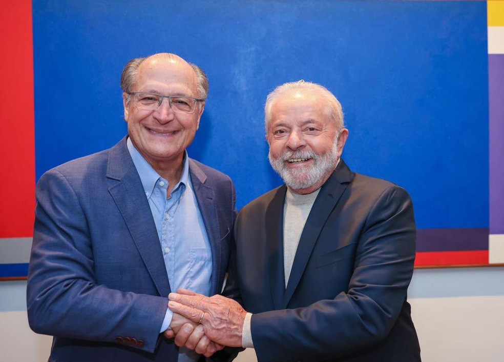 Geraldo Alckmin (à esquerda) e Lula (à direita) se cumprimentam — Foto: Reprodução/Twitter/Lula/Ricardo Stuckert