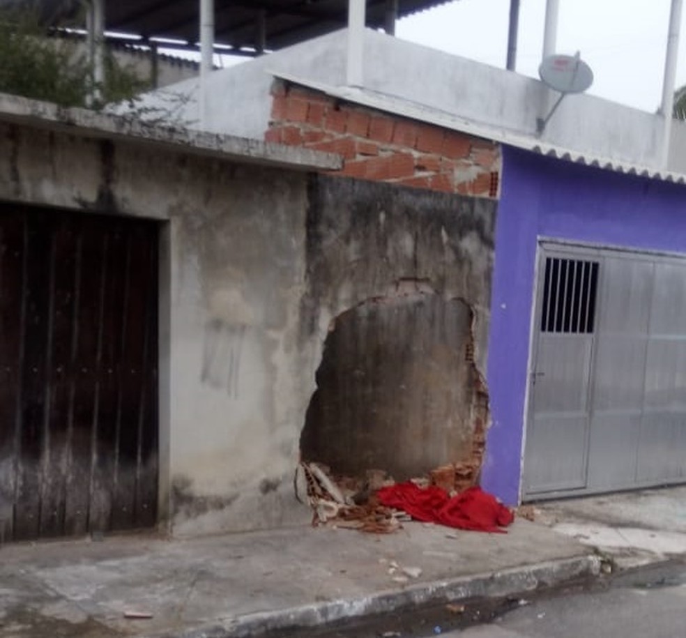 Policiais entraram pelo muro da casa para localizar suspeitos em Angra â Foto: Redes Sociais