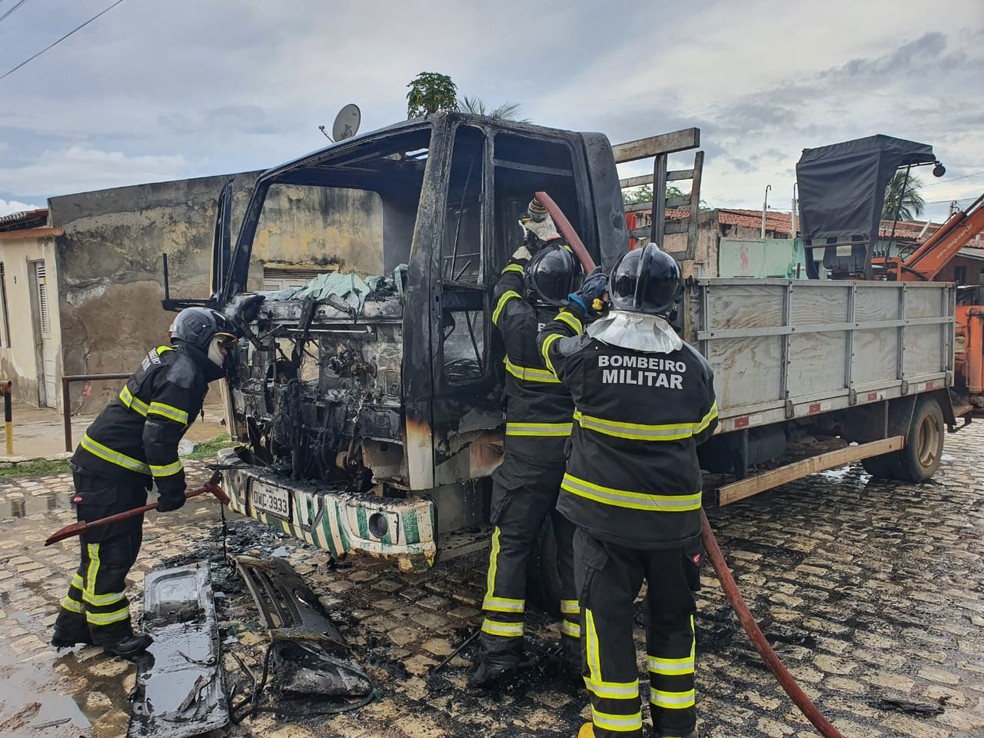 Caminhão da Caern foi incendiado nesta segunda-feira (20) — Foto: Iara Nóbrega/Inter TV Costa Branca