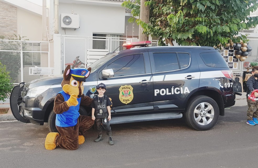 Garoto ganha festa de aniversário com tema da Polícia Civil — Foto: Polícia Civil