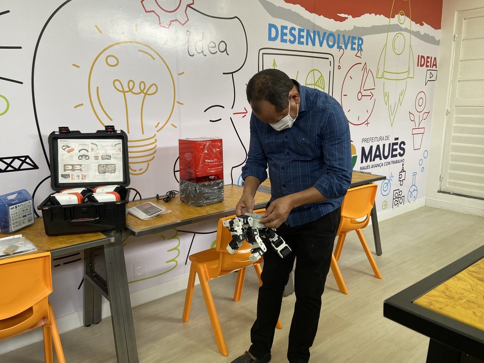 Alunos participarão de cursos de robótica para aprenderem a montarem e programarem robôs. — Foto: Patrick Marques/G1 AM