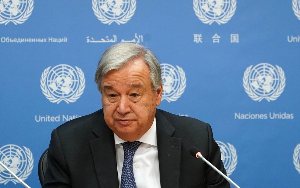 O secretário geral da ONU, António Guterres, fala a jornalista na sede da entidade, em Nova York, na quarta-feira (18) — Foto: Reuters/Carlo Allegri