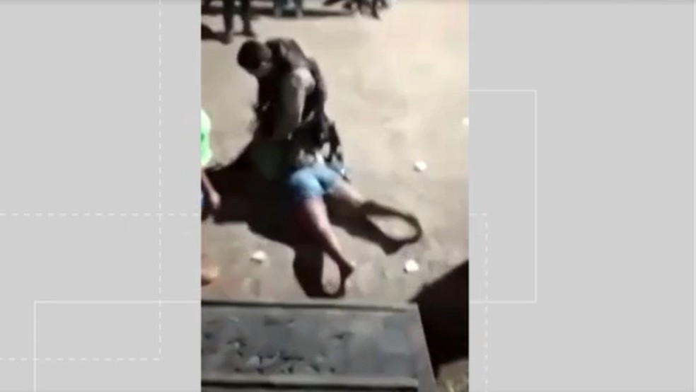 Mulher é agredida e leva 'mata-leão' de PM na Bahia após briga — Foto: Reprodução / Redes Sociais