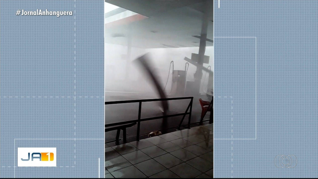 Vídeo mostra quando temporal destelha posto de combustíveis em Caçu