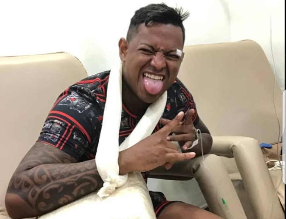 Sheldon Ferrer, também conhecido como MC Sheldon, sofreu um acidente de carro e machucou o ombro, neste sábado (12), no Recife — Foto: Reprodução/Instagram