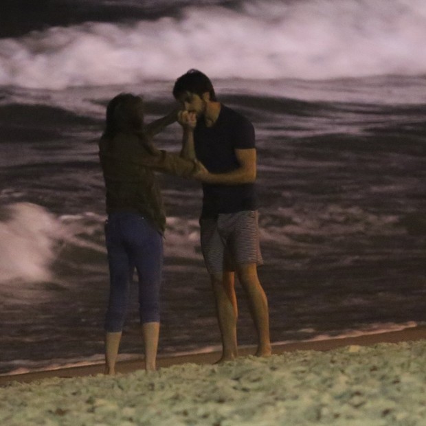 Agatha Moreira e Rodrigo Simas conferem eclipse lunar em clima de romance (Foto: AgNews)