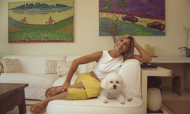 Mila Moreira em sua casa, num registro de 2003: 'Vivo bem, namoro, me divirto'