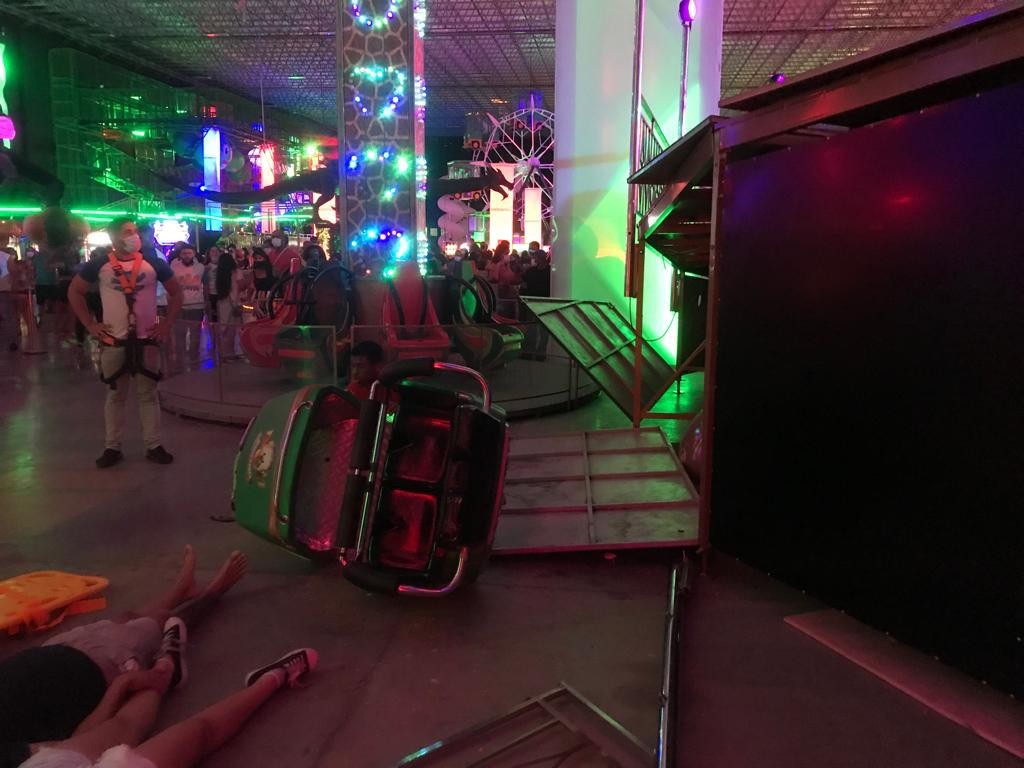 Homem arremessado de brinquedo de parque em shopping na Bahia deixa UTI; filha dele também ficou ferida