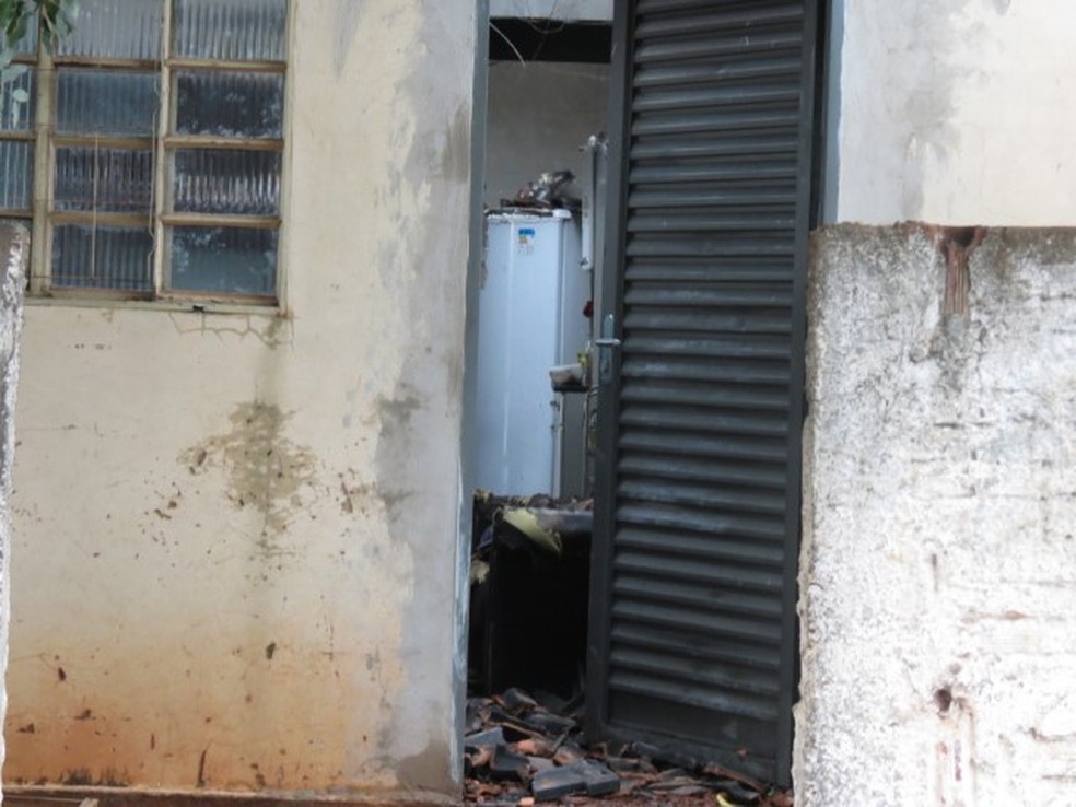 Uma residência foi atingida por um incêndio no Jardim Santa Clara, em Dracena (SP), nesta segunda-feira (21) — Foto: Jorge Zanoni
