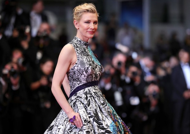 Cate Blanchett veste Mary Katrantzou no terceiro dia de Cannes 2018 (Foto: Getty Images)