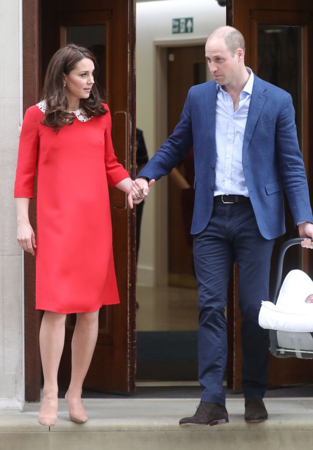 Kate Middleton e príncipe William saindo da maternidade  (Foto: Getty Images)