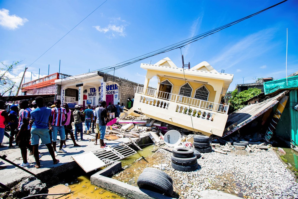 Moradores observam casas que desabaram com o terremoto em Les Cayes, no Haiti — Foto: Ralph Tedy Erol/Reuters