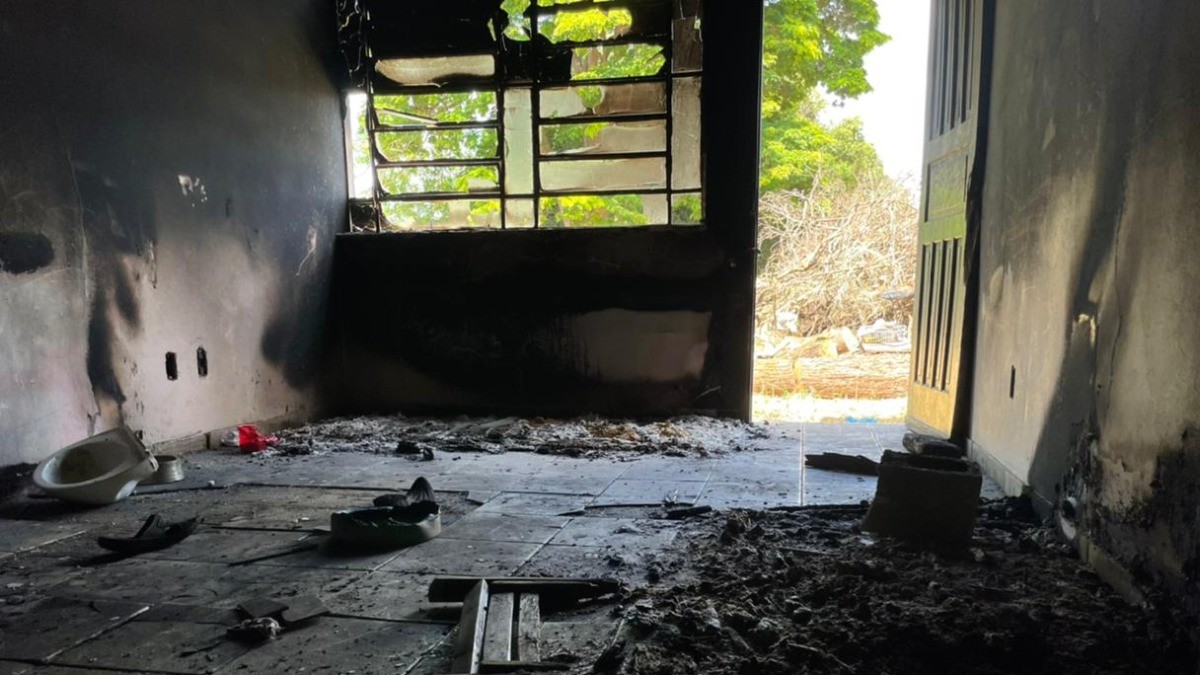 Polícia apura agressão contra mãe e filho que viviam em casa abandonada em Araraquara; pertences foram incendiados