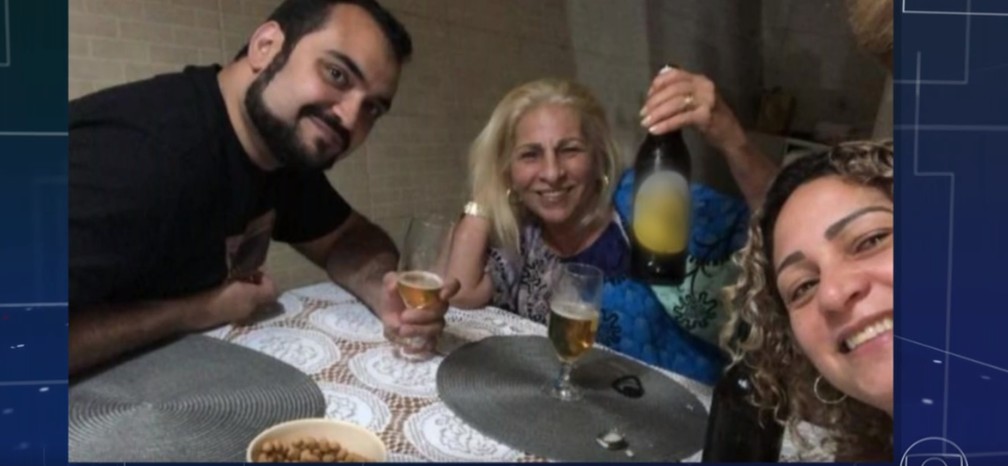 Na foto estão o advogado Gustavo Botto, Márcia Oliveira de Aguiar e a mãe do ex-capitão do Bope Adriano da Nóbrega — Foto: Reprodução