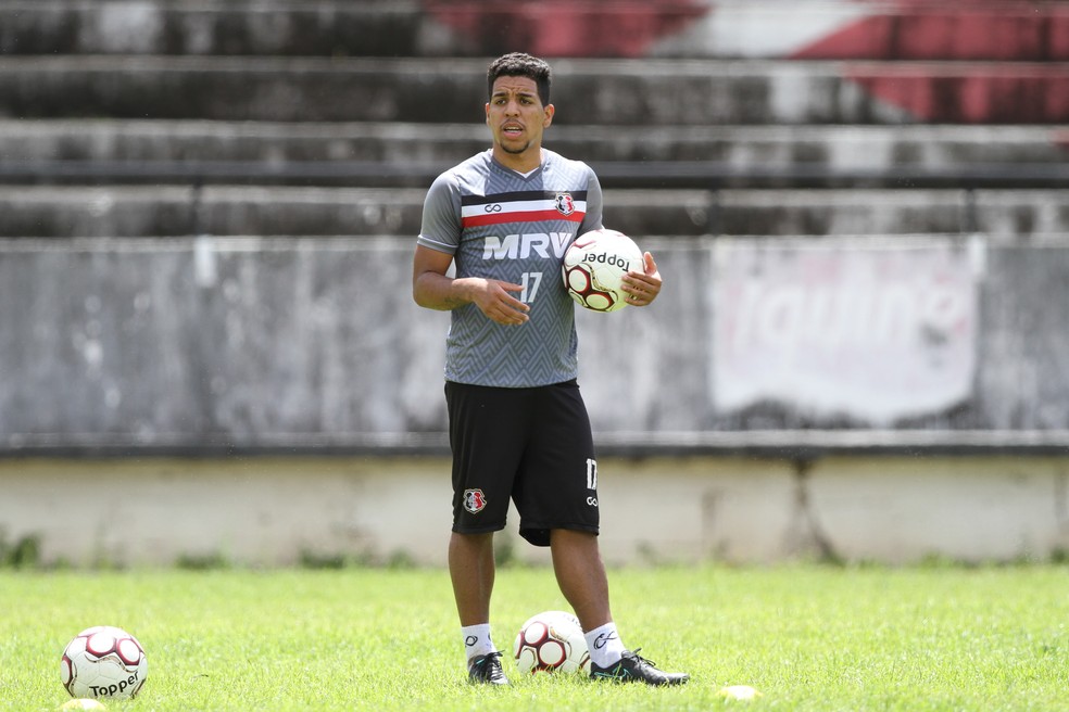 Yuri fez 13 jogos pelo Santa Cruz na Sèrie B (Foto: Marlon Costa/Pernambuco Press)
