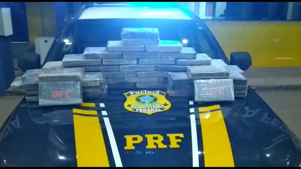 Cocaína foi apreendida em carro de passeio em Ji-Paraná — Foto: PRF/Divulgação