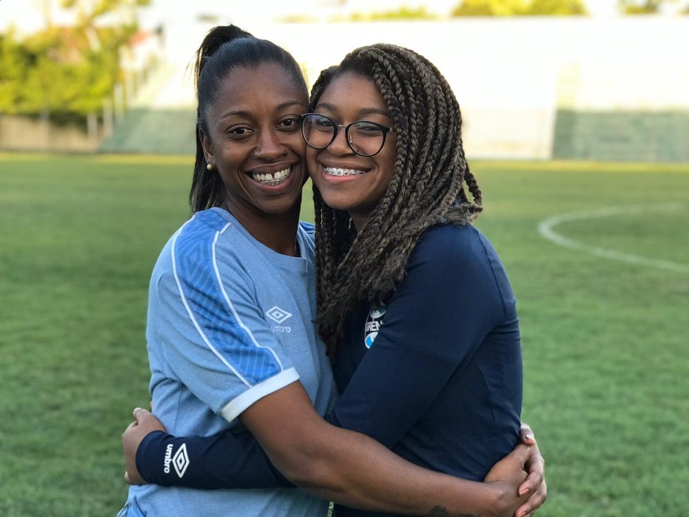 Feminino: jogadoras da Dupla Gre-Nal revisitam amor e vivem Dia das Mães em família no isolamento