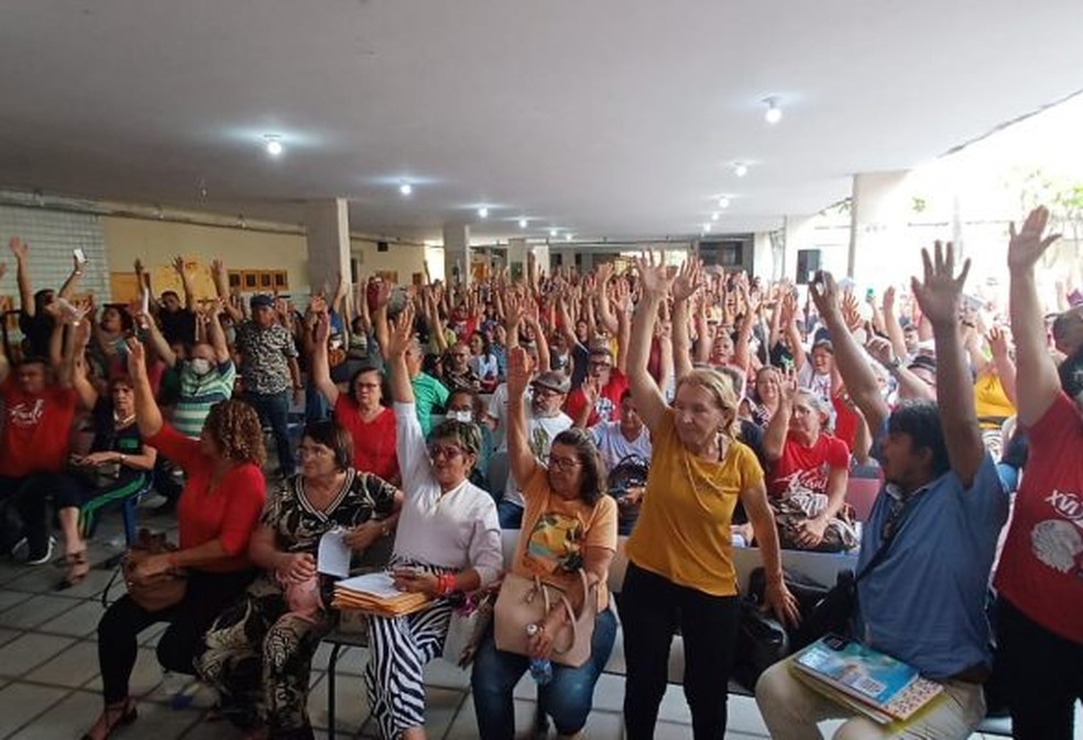 Profissionais aprovaram greve em assembleia na semana passada — Foto: Lenilton