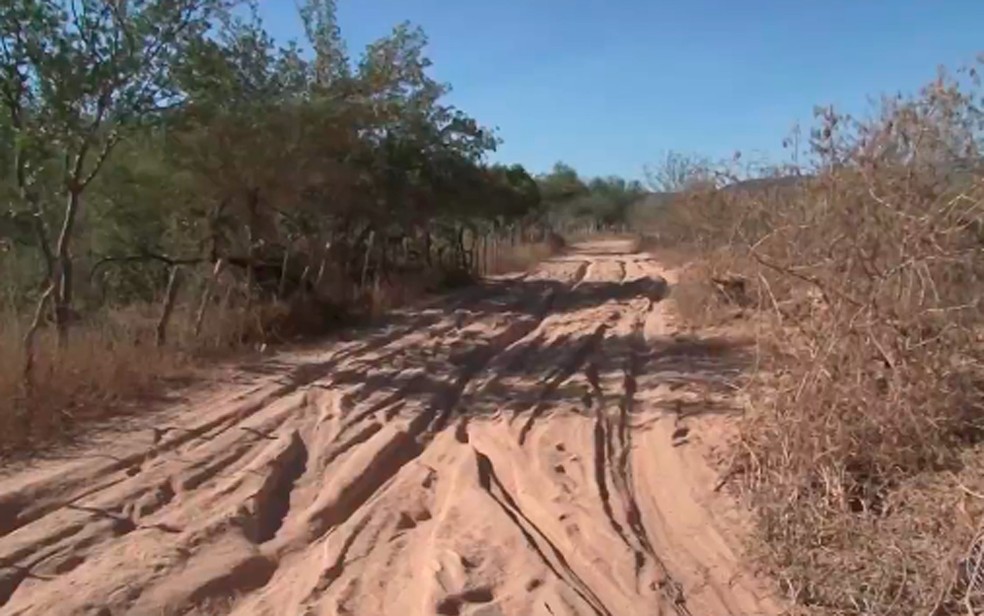Estrada que dá acesso ao local onde há extração de ametista é de terra (Foto: Reprodução/ TV São Francisco)