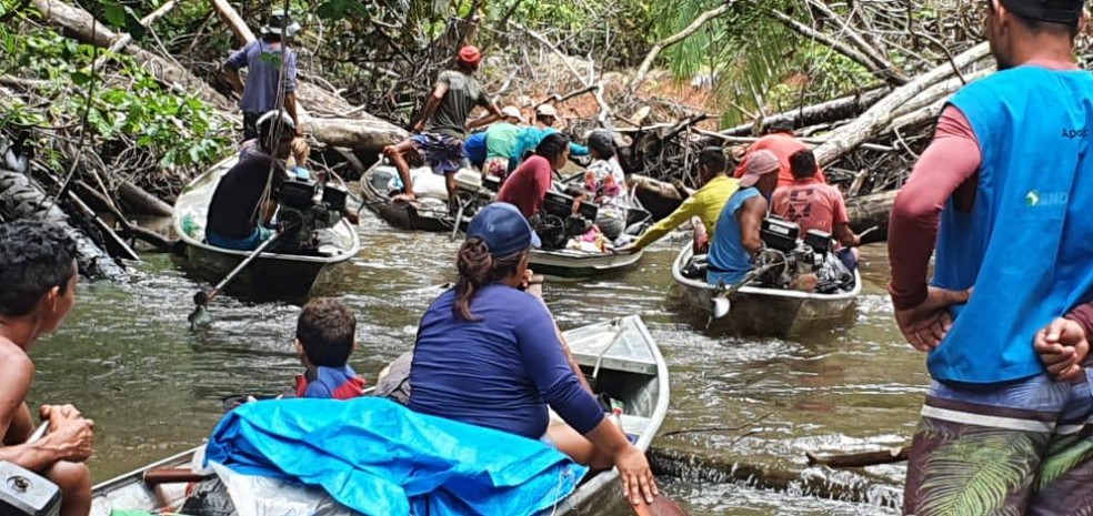 Após reter servidores em bloqueio no rio, Nawas liberam passagem e negociam reunião com Funai  — Foto: Cedida/Arquivo 