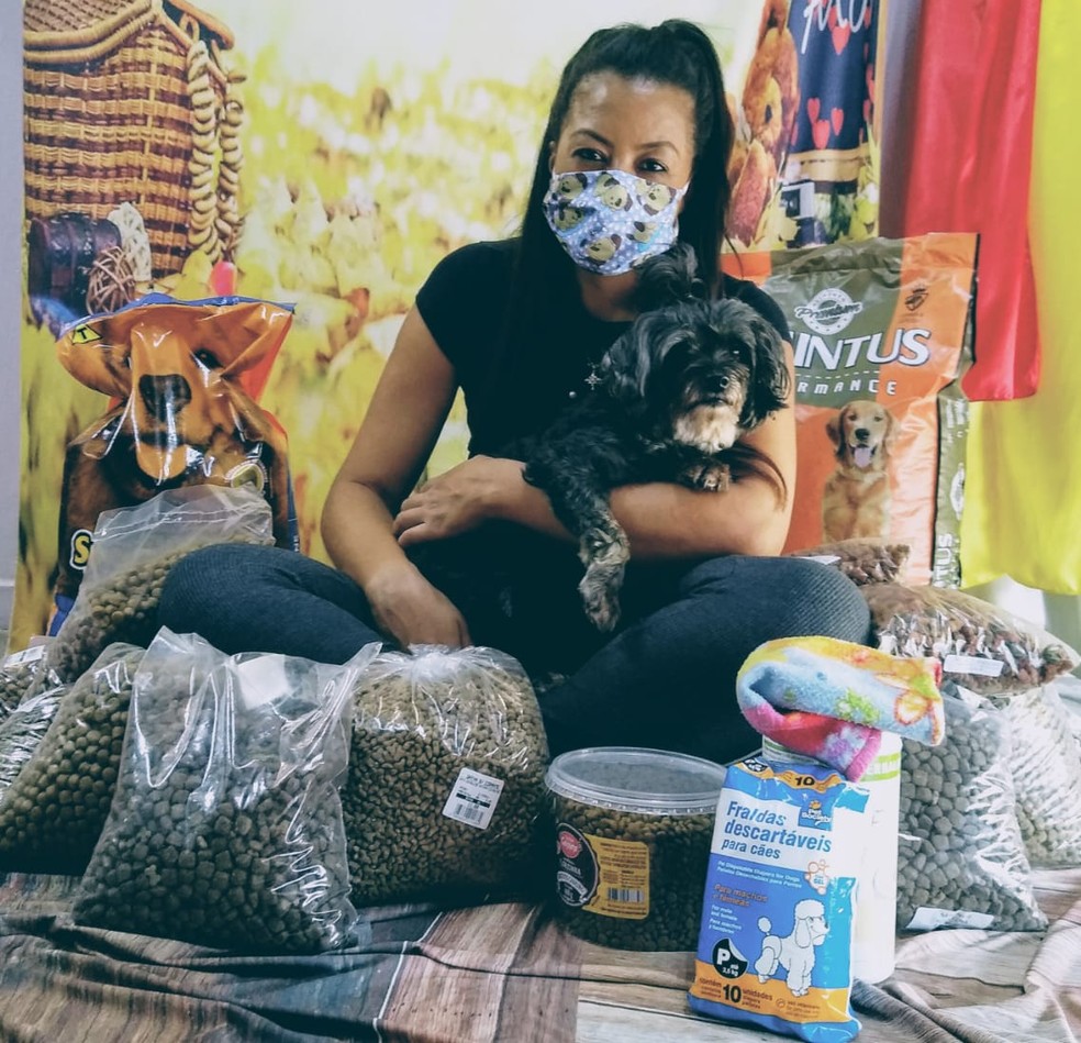 Moradora de São Roque arrecada 100 quilos de ração após campanha que oferece máscaras para cada doação  — Foto: Mariana Aparecida de Oliveira/Arquivo pessoal