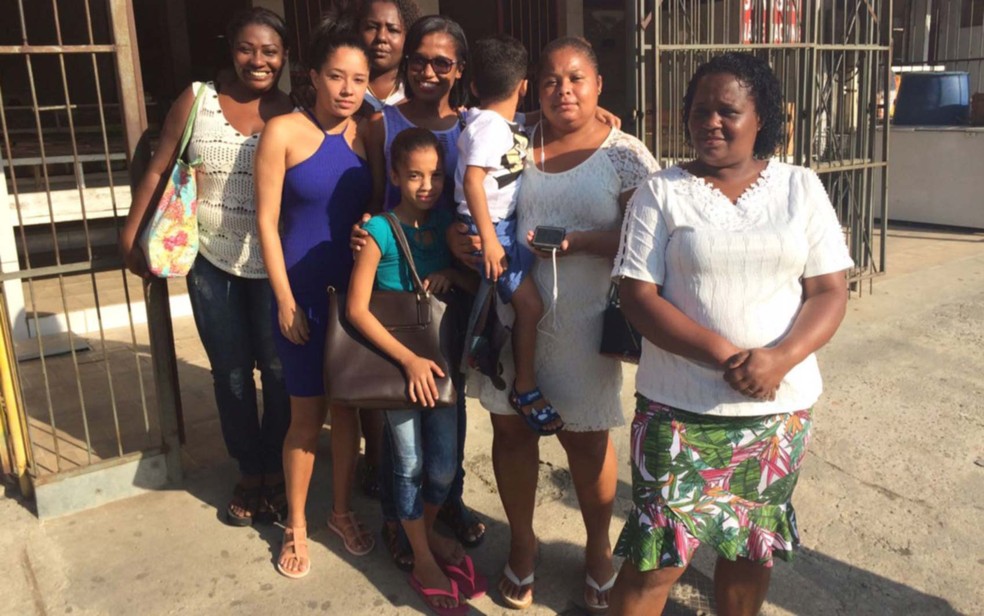 FamÃ­lia de EmÃ­lio Neto chegou cedo ao Complexo PenitenciÃ¡rio de Bangu, onde aguarda a liberdade dele (Foto: Fernanda Rouvenat/G1)