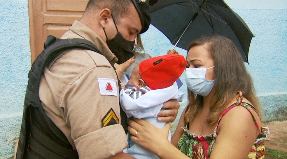 Policial, mãe e bebê salvo em Paraguaçu (MG) após engasgar durante a amamentação — Foto: Erlei Peixoto/EPTV 