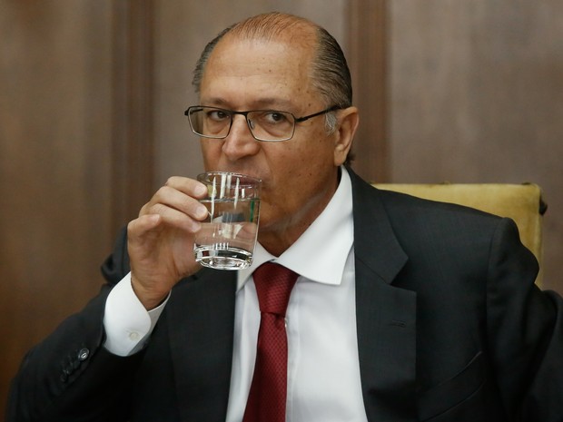 Ceraldo Alckmin, governador de SP, bebe água em evento no Palácio dos Bandeirantes (Foto: Adriana Spaca/Brazil Photo Press)