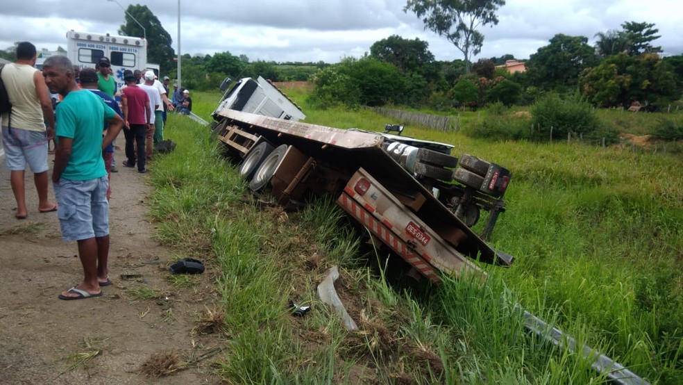 Caminhão guincho foi parar em um barranco, às margens da via — Foto: Anderson Oliveira/ Blog do Anderson