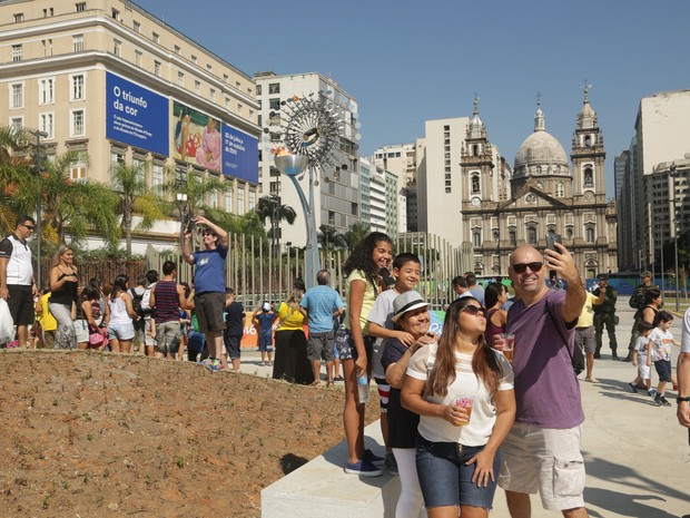 Boulevard Olímpico é tomado por dezenas de turistas brasileiros neste sábado (6) de sol no Porto Maravilha durante Olimpíadas (Foto: Marcello Cavalcanti/G1)