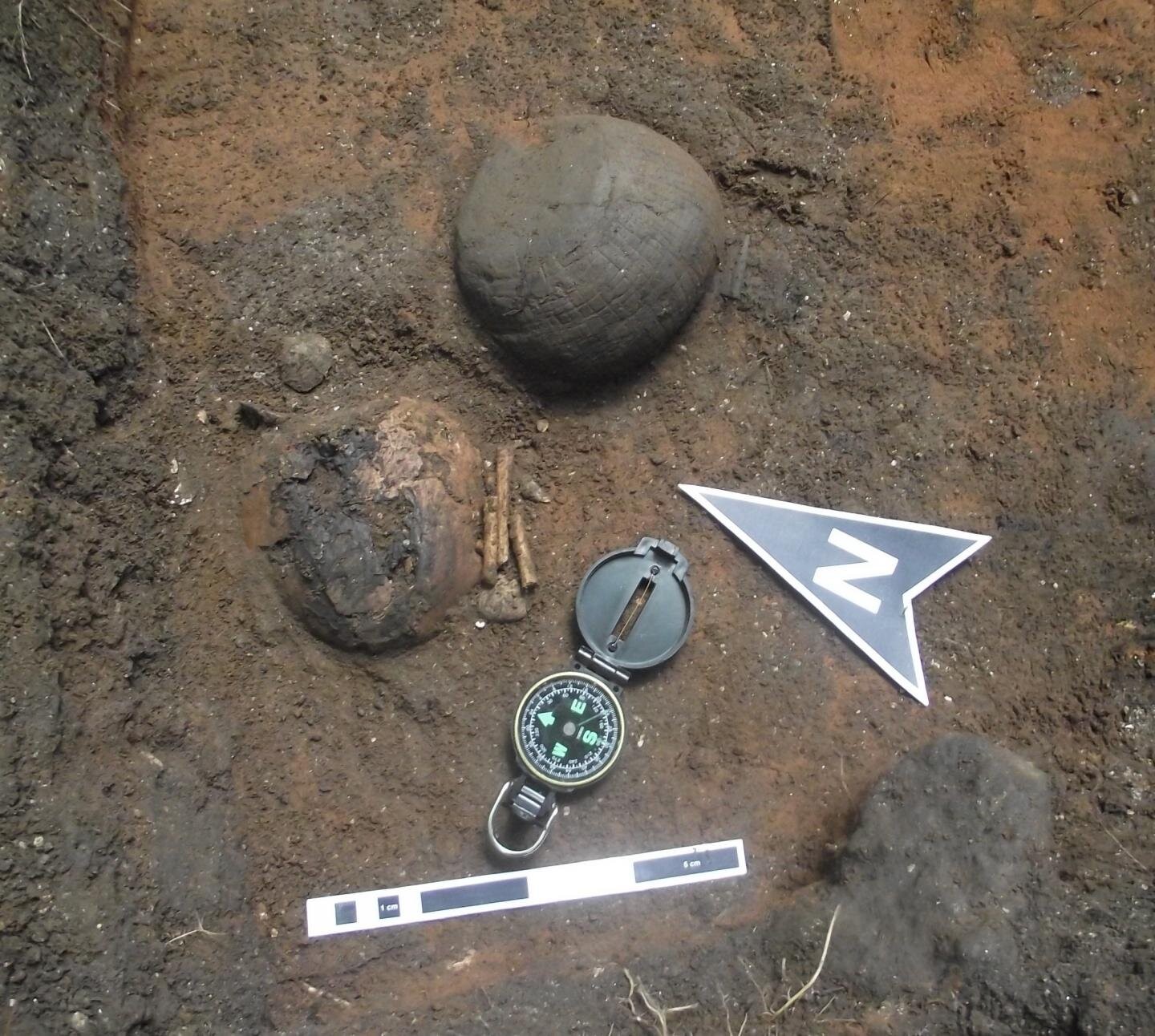 Enterro humano e cerâmica encontradas no Maranhão (Foto: André Colonese/Universidade Autônoma de Barcelona)