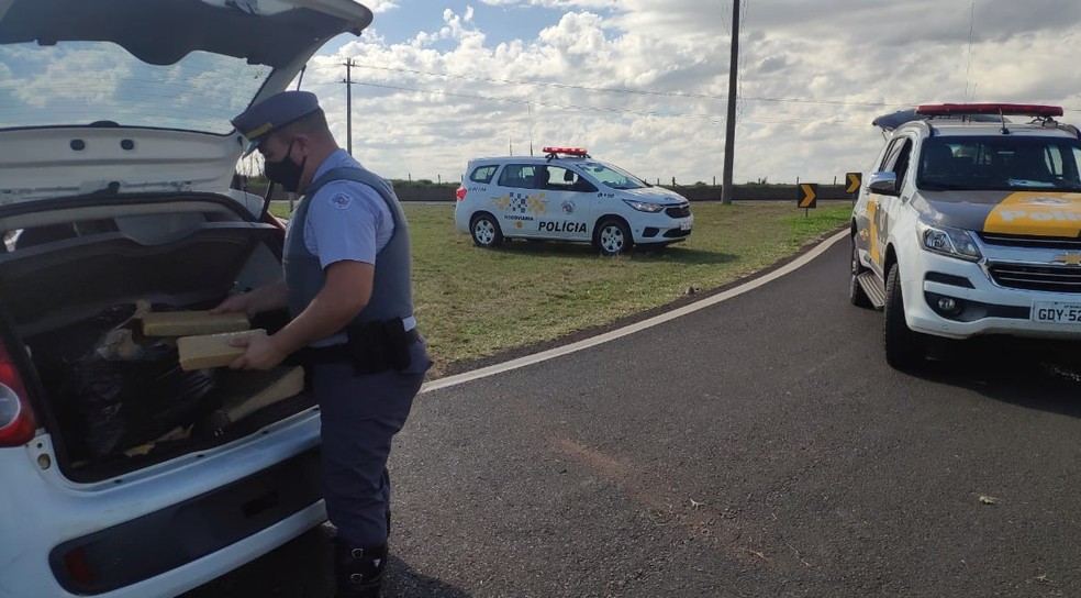No bagageiro do carro, policiais encontraram 77 tabletes de maconha, que pesaram 71 quilos &mdash; Foto: Pol&iacute;cia Rodovi&aacute;ria/Divulga&ccedil;&atilde;o