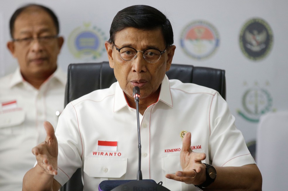 Ministro da Segurança da Indonésia, Wiranto, fala em coletiva de imprensa em 24 de setembro — Foto: Achmad Ibrahim/AP
