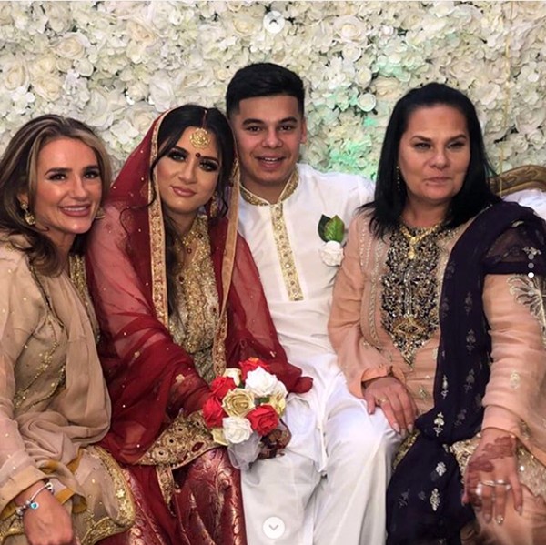 Safaa Malik e Martin Tiser ao centro com suas mães (Foto: Instagram (@trishamalik1069))