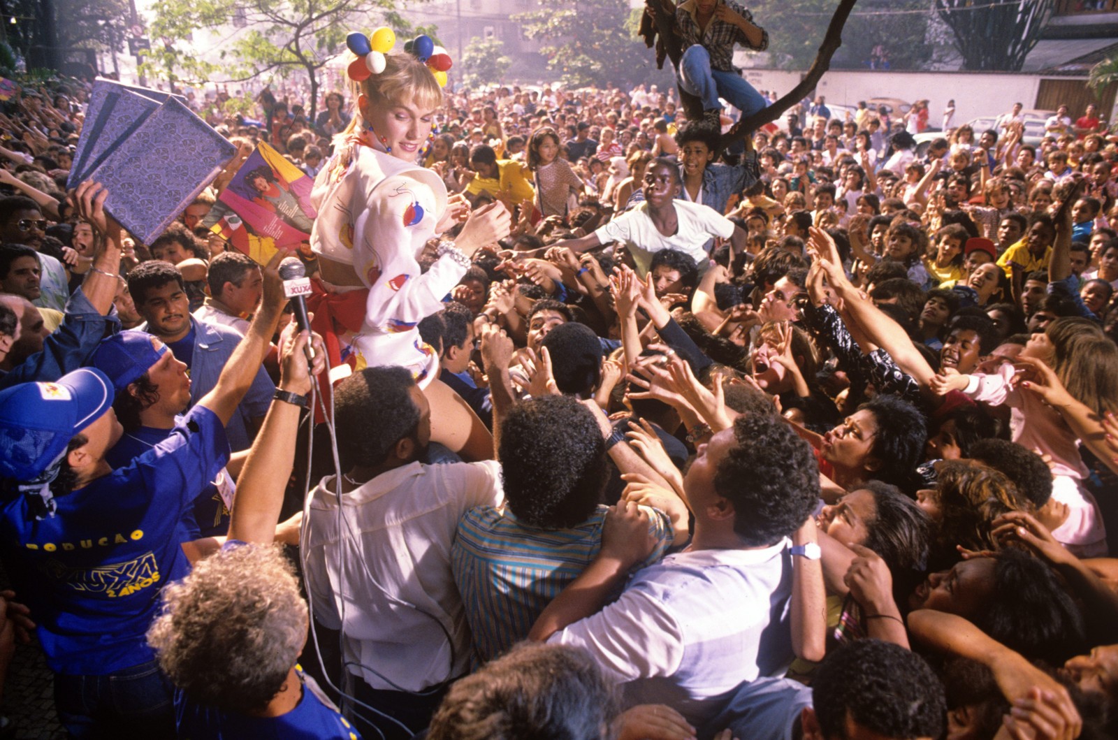 Comemoração de dois anos do "Xou da Xuxa'', em 1988, em frente ao Teatro Fênix — Foto: Agência O Globo