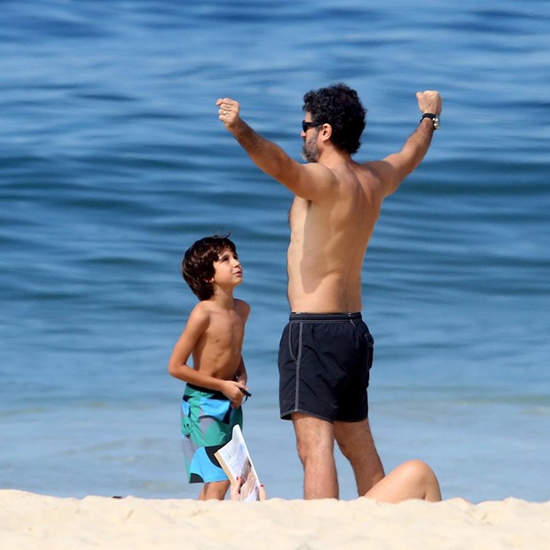 Eriberto Leão com o filho, João, na Praia de Ipanema (Foto: AgNews)