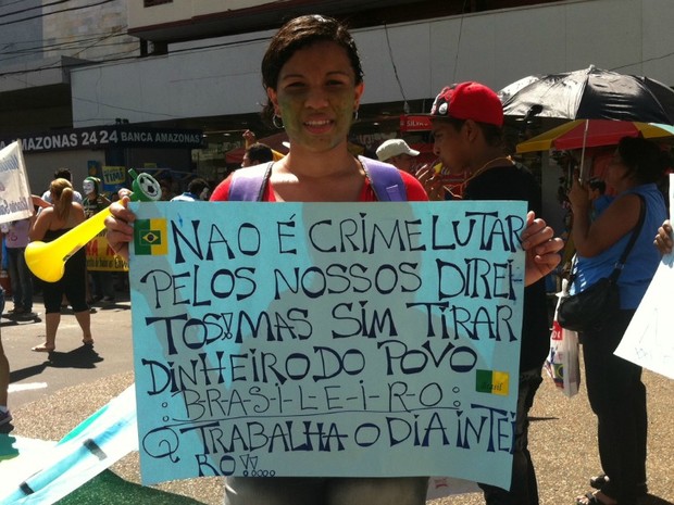 Manifestante o movimento pelas ruas de Manaus (Foto: Girlene Medeiros/G1 AM)