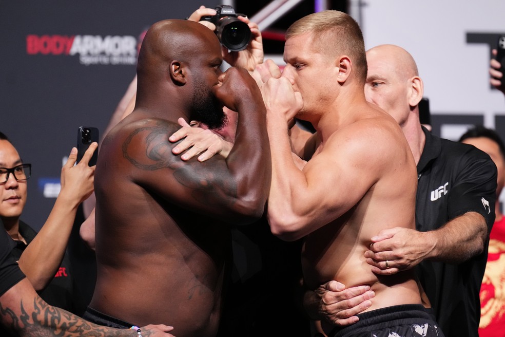 Derrick Lewis (esq.) pressiona o braço direito contra o braço esquerdo de Sergei Pavlovich (dir.) — Foto: Josh Hedges/Zuffa LLC