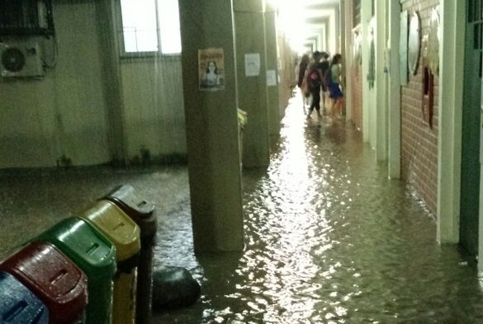 Água ocupou corredores da Universidade Federal do Piauí (Foto: Reprodução)