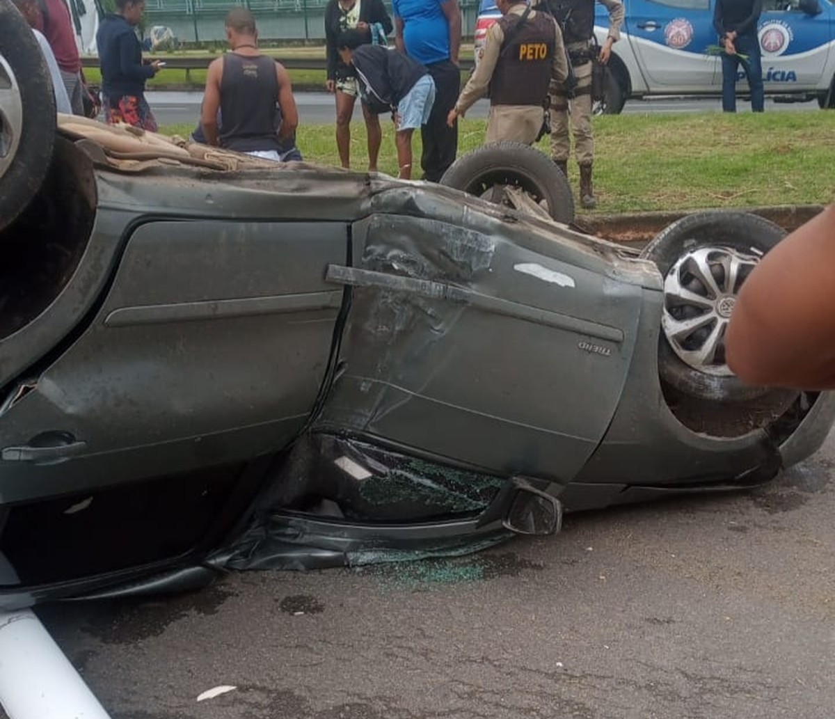 Motorista Fica Ferido Depois De Derrubar Poste E Capotar Carro Na Av Paralela Em Salvador