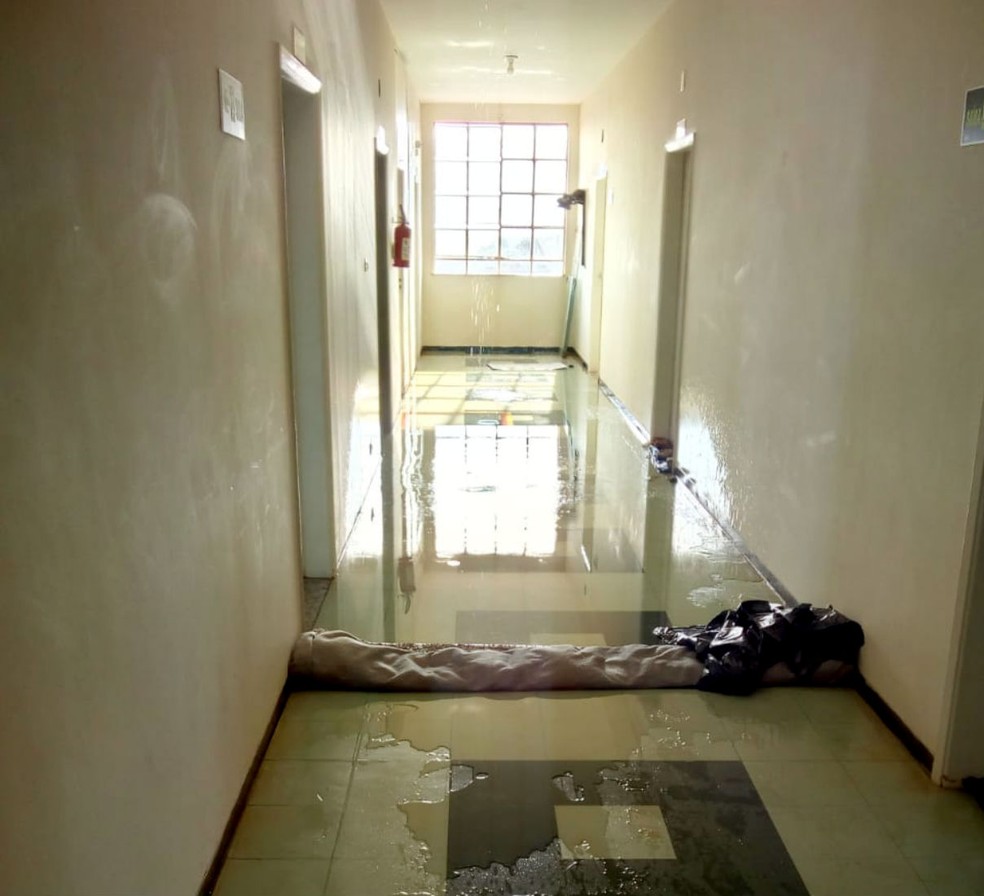 Vários setores do primeiro piso acabaram invadidos pela água — Foto: Weverson Marquezini/TV TEM