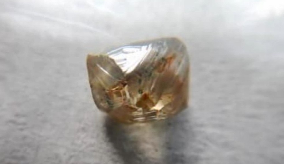 Diamante encontrado pela polícia de Santa Cruz da Conceição vale R$ 3 milhões — Foto: Polícia de Santa Cruz da Conceição