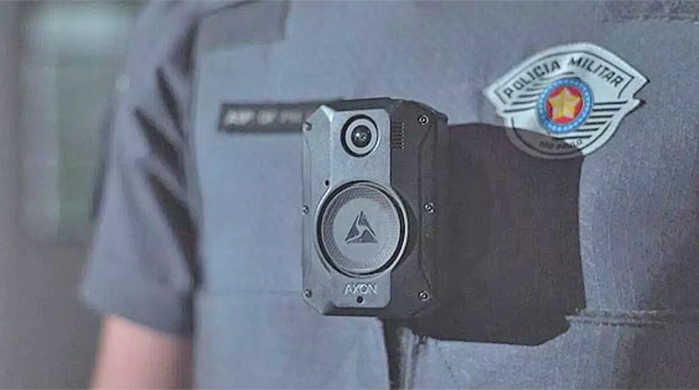 Modelo de câmeras corporais usadas nas fardas dos policiais militares do estado de São Paulo — Foto: Reprodução/TV Globo