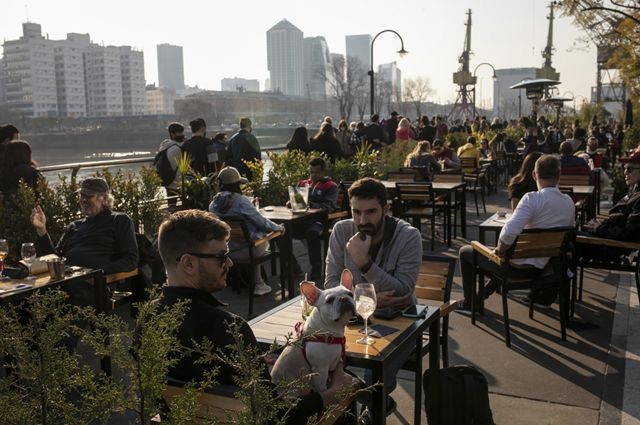 Muitos restaurantes em Buenos Aires têm lista de espera (Foto: Getty Images via BBC)