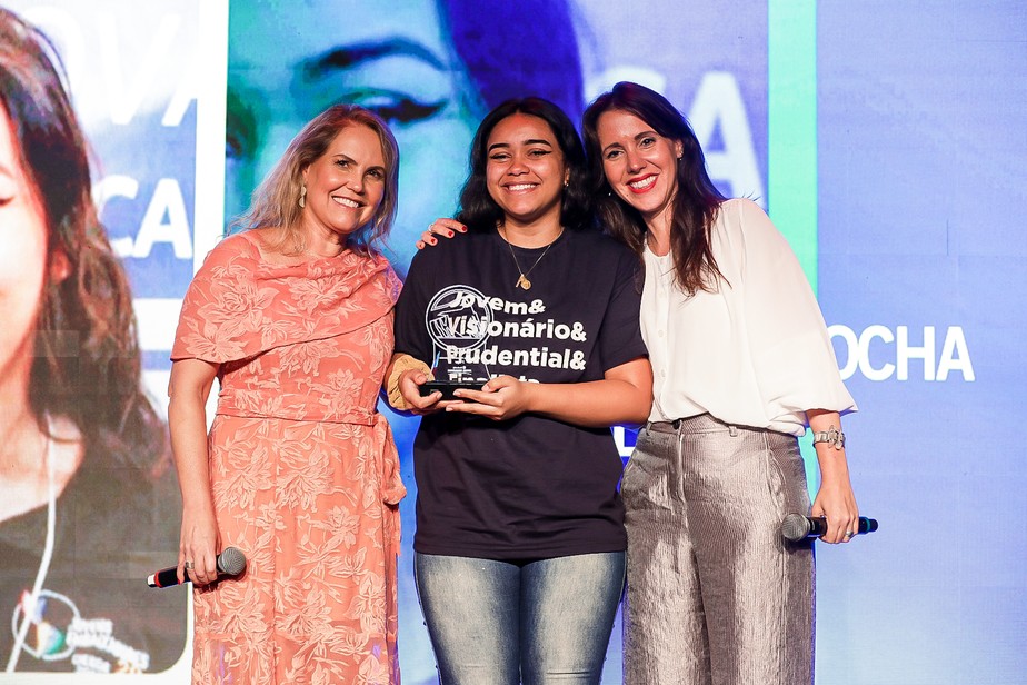 Maria Eduarda, da OBMLibras, entre Patricia Freitas, CEO da Prudential do Brasil, e Gabriela Al-Cici, diretora de Recursos Humanos da companhia: prêmio de empreendedorismo social pela inclusão de surdos na educação