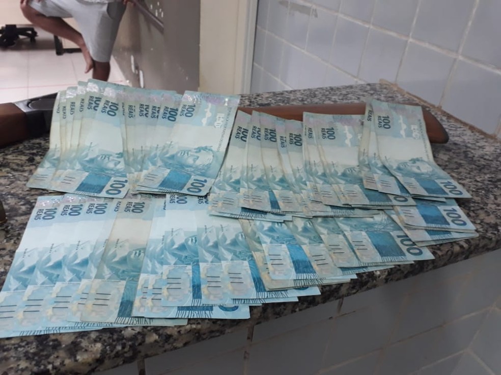 Cerca de R$ 7 mil que foram encontrados com o suspeito — Foto: Polícia Militar/Divulgação